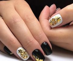Маникюр черный с золотом: модные идей фото Супер ногти черные с золотом и камнями